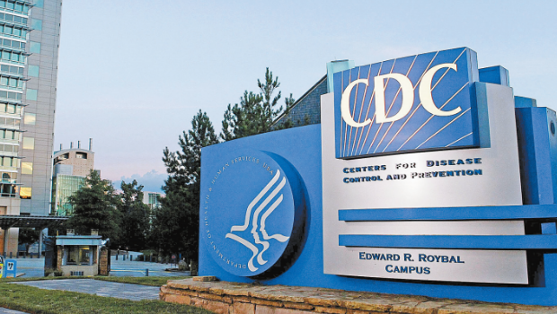 CDC与卫生部长肯尼迪迪唱反调，发出最新疫苗建议指6个月大至17岁健康孩童可接种新冠疫苗，但需事先谘询医生。 路透社